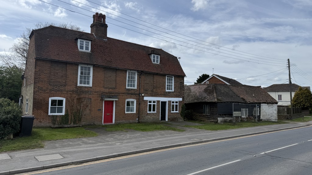 Lot: 130 - SUBSTANTIAL PERIOD PROPERTY WITH MULTIPLE BUILDINGS REQUIRING REFURBISHMENT - External image of front of buildings